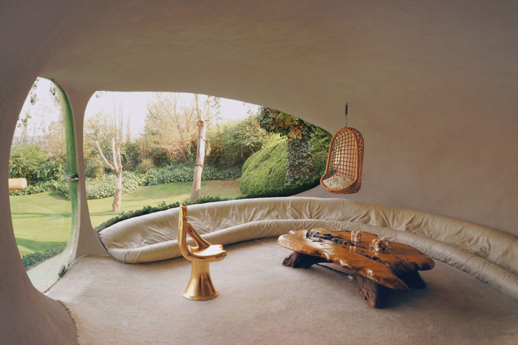 Biomorphic curving windows and door connect to the landscape. (Photo by Pia Riverola and Arquitectura Orgánica)