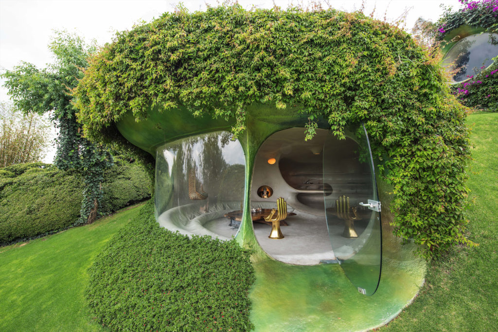 Casa Orgánica's curvilinear plastic forms bio-mimic an eggshell, which by its shape is thin but very strong. (Photo by Pia Riverola and Arquitectura Orgánica)