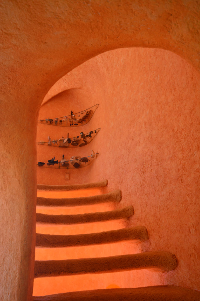 From the exterior car park, one approaches the house using a spiral stair leading up to the entry. (Photo by Pia Riverola and Arquitectura Orgánica)