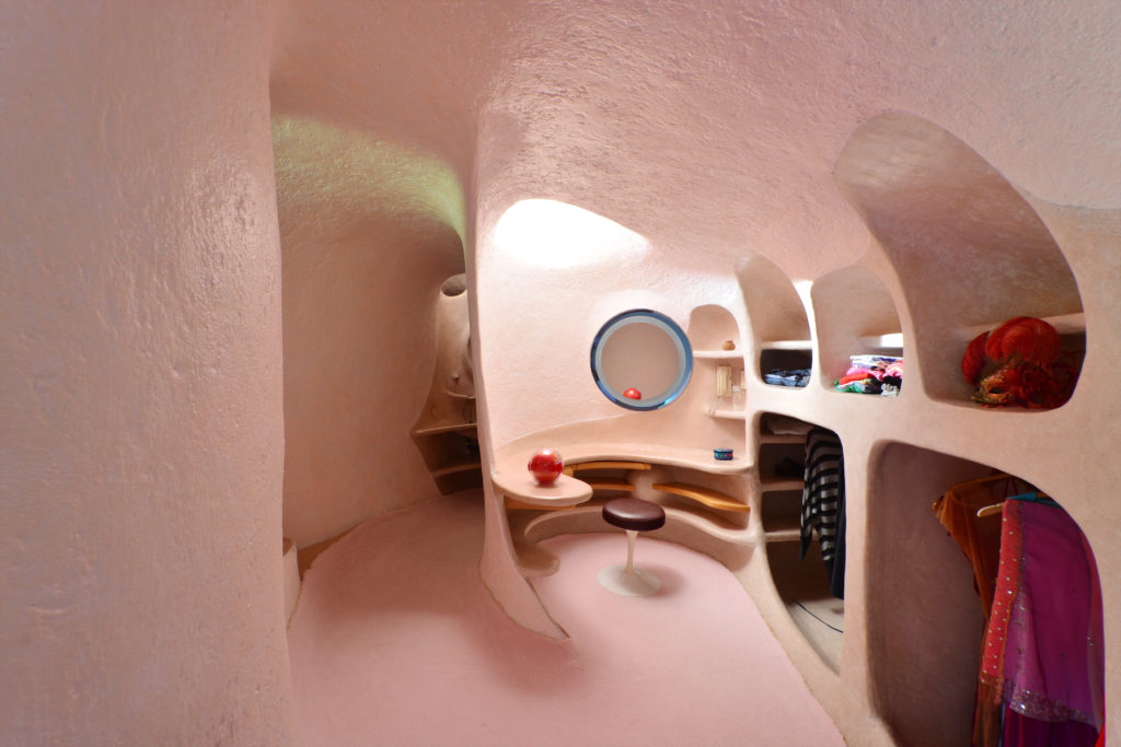 As the family grew another private oval space was added for their two girls, containing a shared bedroom, dressing area, and bath. (Photo by Pia Riverola and Arquitectura Orgánica)