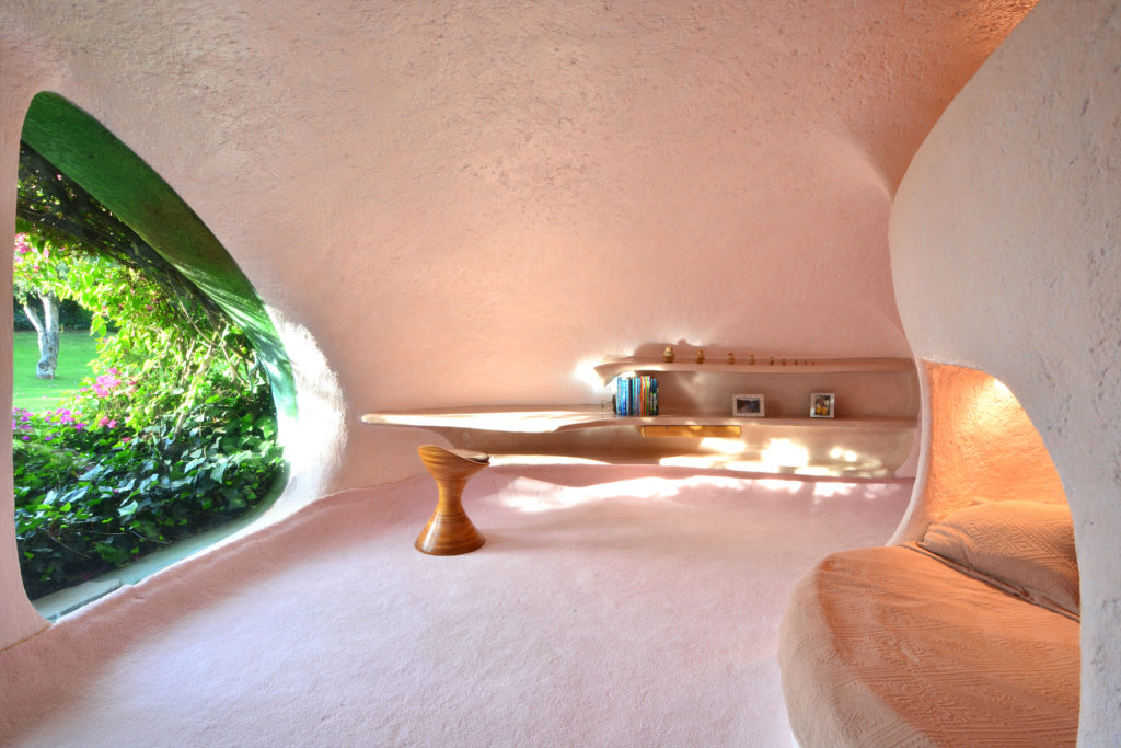 As the family grew another private oval space was added for their two girls, containing a shared bedroom, dressing area, and bath. (Photo by Pia Riverola and Arquitectura Orgánica)
