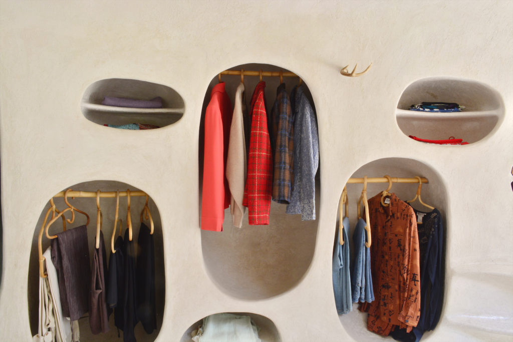 The main closet at Casa Orgánica. (Photo by Pia Riverola and Arquitectura Orgánica)