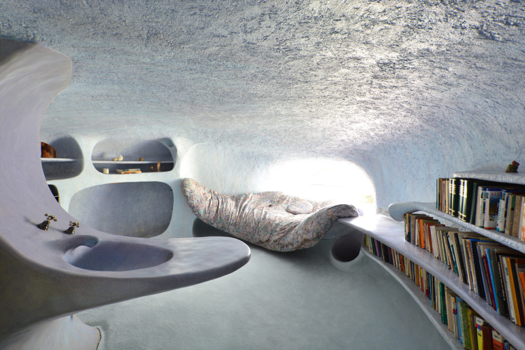 The TV room features a swooping sink. (Photo by Pia Riverola and Arquitectura Orgánica)