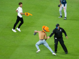 Astros fan runs field cowboy