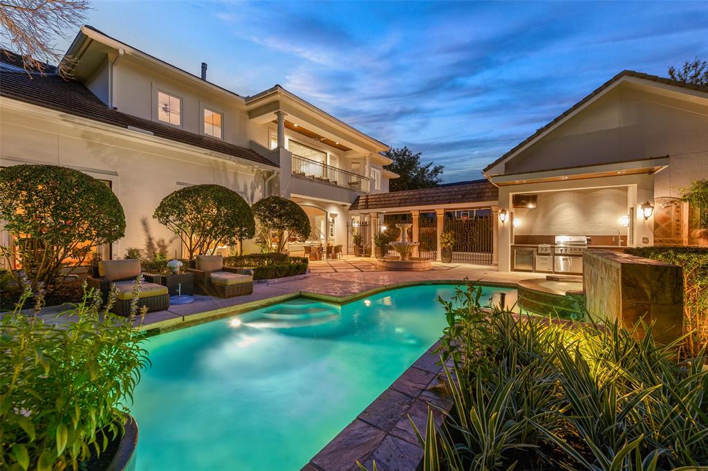 Setting for the Jenny Peckham 007 cocktail reception hosted by Neiman Marcus and Martha Turner Sotheby's International Realty.