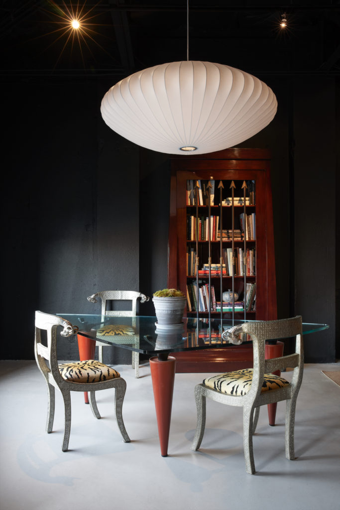 Cassina table. Vintage Anglo-Indian chairs in Perennials fabric. Nelson Bubble pendant from DWR. Dessin Fournir bookcase. (Photo by Pär Bengtsson)
