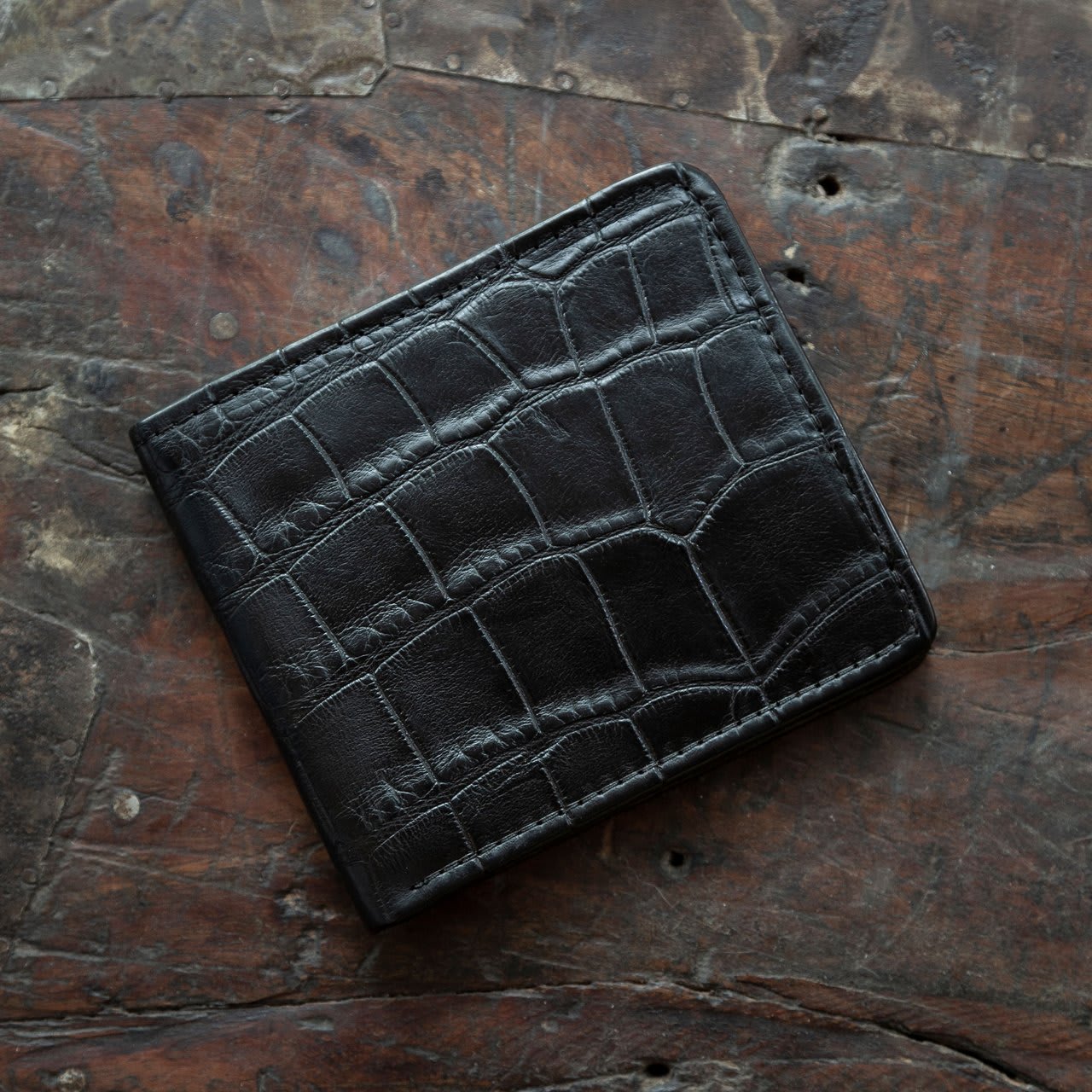 Gift Guide 2021 – Tecovas – alligator bi-fold in midnight
