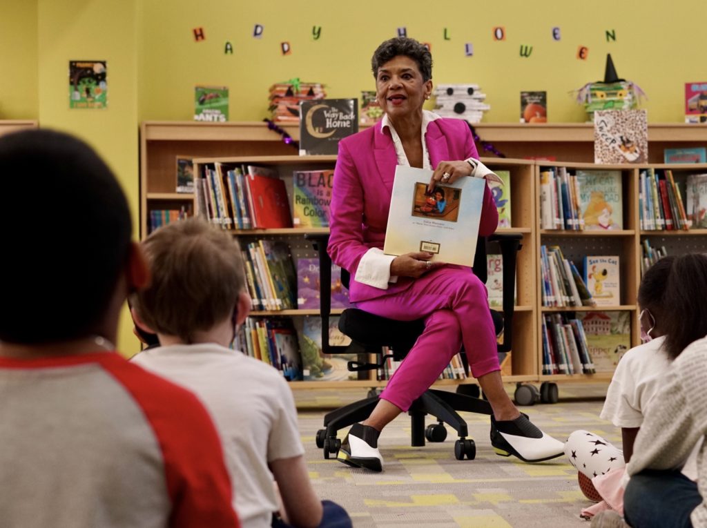 Maria from Sesame Street reading to kids (Photo by Priscilla Dickson)