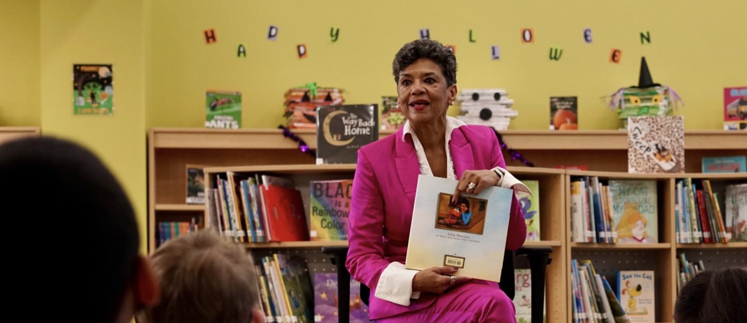 Maria from Sesame Street reading to kids (Photo by Priscilla Dickson)