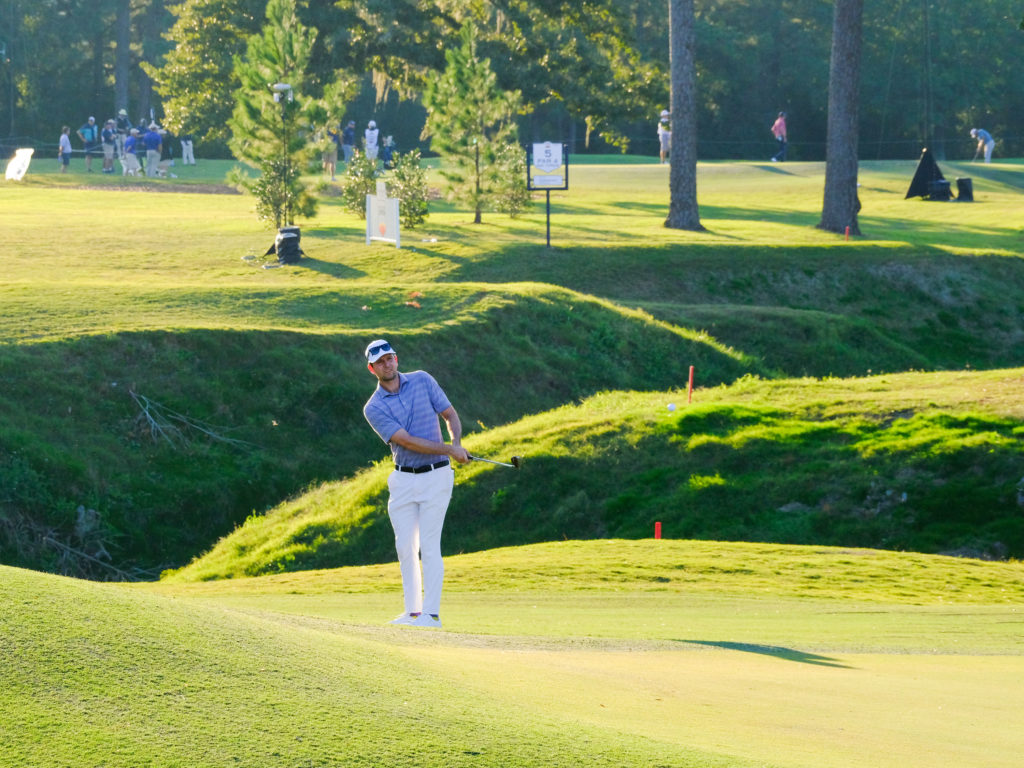 Martin Trainer chips onto the green of the 7th hole at the Houston Open. (Photo by F. Carter Smith)