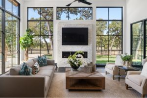 Rockgate – three-sided walls of glass bring the outside into the great room