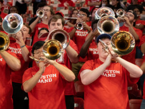 University of Houston Cougars men’s basketball team opened their 2021-2022 season with an overtime victory over the HofstraPride, complete with the presentation of a banner commemorating their trip to last season’s Final Four, Tuesday night at the Fer