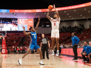 University of Houston Cougars men’s basketball team opened their 2021-2022 season with an overtime victory over the HofstraPride, complete with the presentation of a banner commemorating their trip to last season’s Final Four, Tuesday night at the Fer