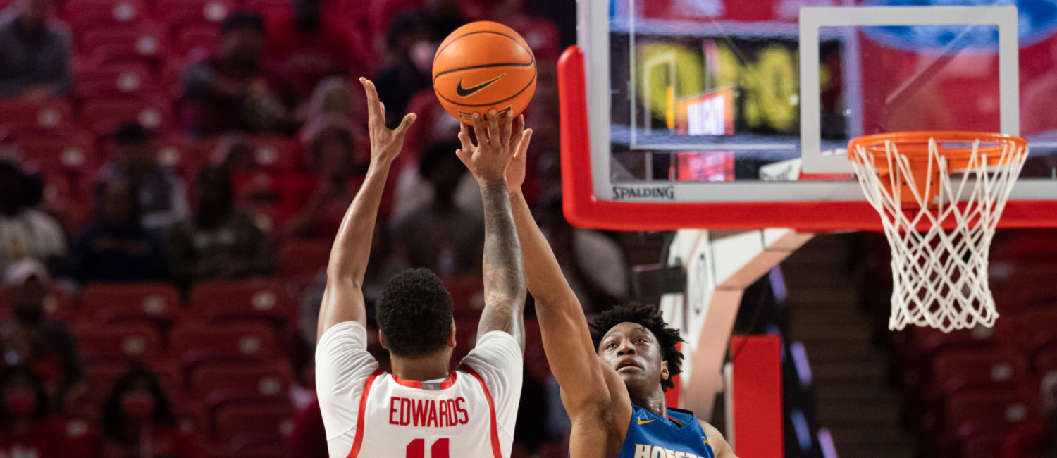 University of Houston Cougars men’s basketball team opened their 2021-2022 season with an overtime victory over the HofstraPride, complete with the presentation of a banner commemorating their trip to last season’s Final Four, Tuesday night at the Fer