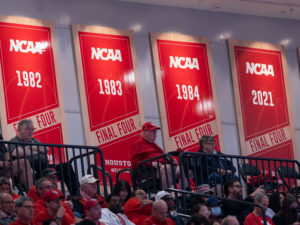 University of Houston Cougars men’s basketball team opened their 2021-2022 season with an overtime victory over the HofstraPride, complete with the presentation of a banner commemorating their trip to last season’s Final Four, Tuesday night at the Fer
