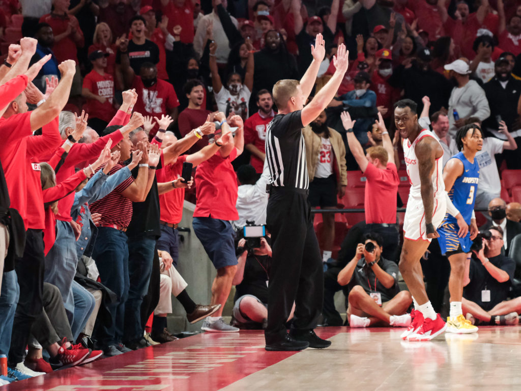 University of Houston Cougars men’s basketball team opened their 2021-2022 season with an overtime victory over the HofstraPride, complete with the presentation of a banner commemorating their trip to last season’s Final Four, Tuesday night at the Fer