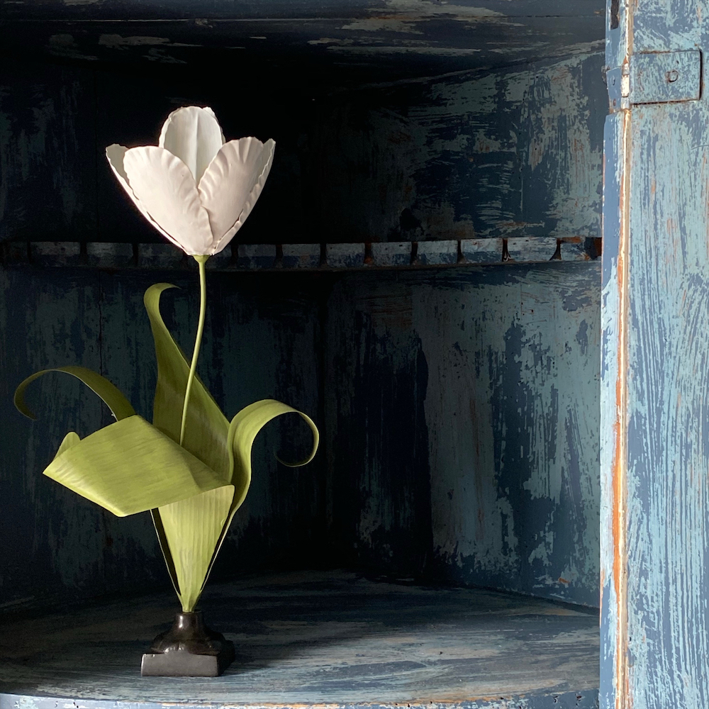 Tole tulip. (Photo by Charles Peed/Casa Gusto)