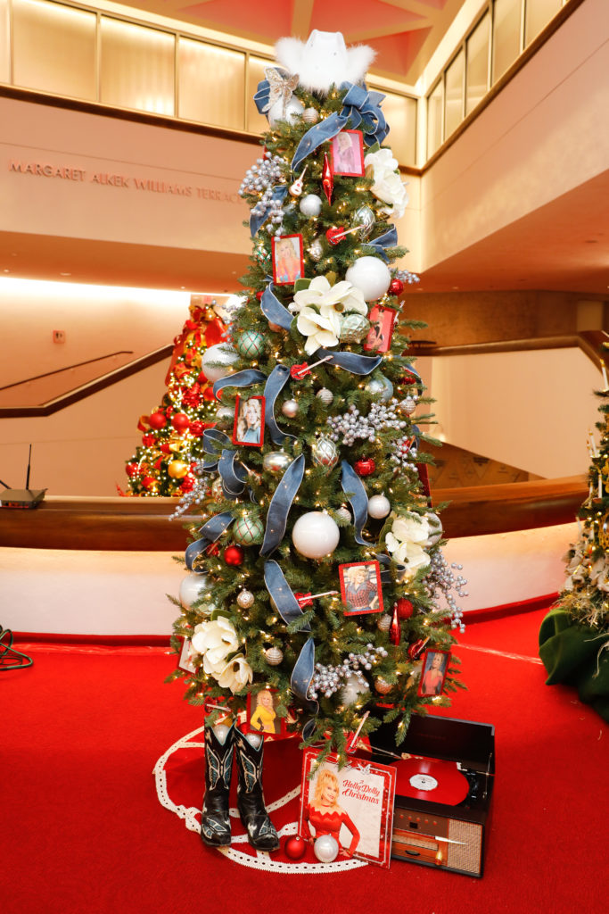 'Holly Dolly Christmas' by Rainey Richardson Designs for the Alley Theatre's 'Deck the Trees' fundraiser (Photo by Priscilla Dickson)