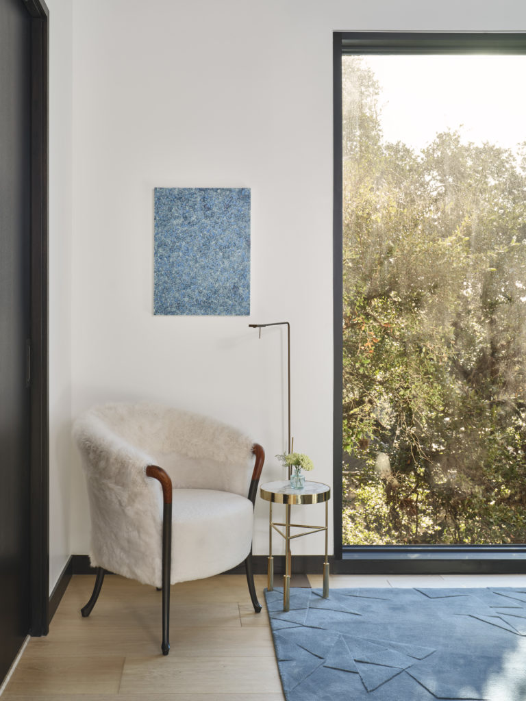 Giorgetti armchair, MisuraEmme sidetable, Viabizzuno floorlamp, Kymo rug and John David Robbins "Ocean Drips 1" artwork.