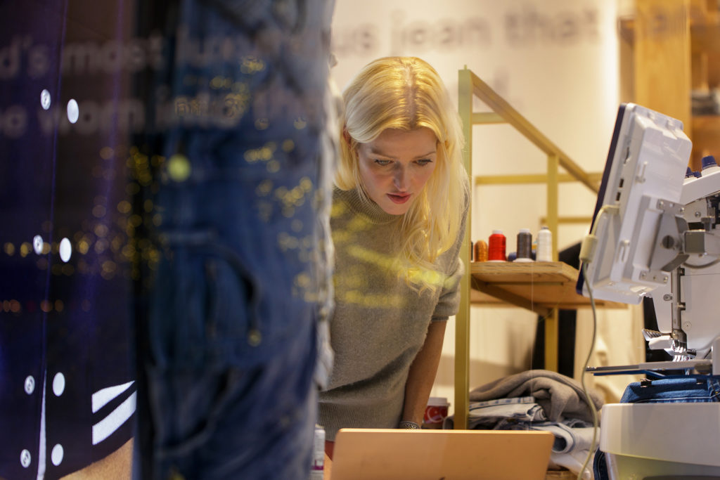 Becca Quisenberry busily creating chic monograms on-the-spot (Photo by WJN Photo)