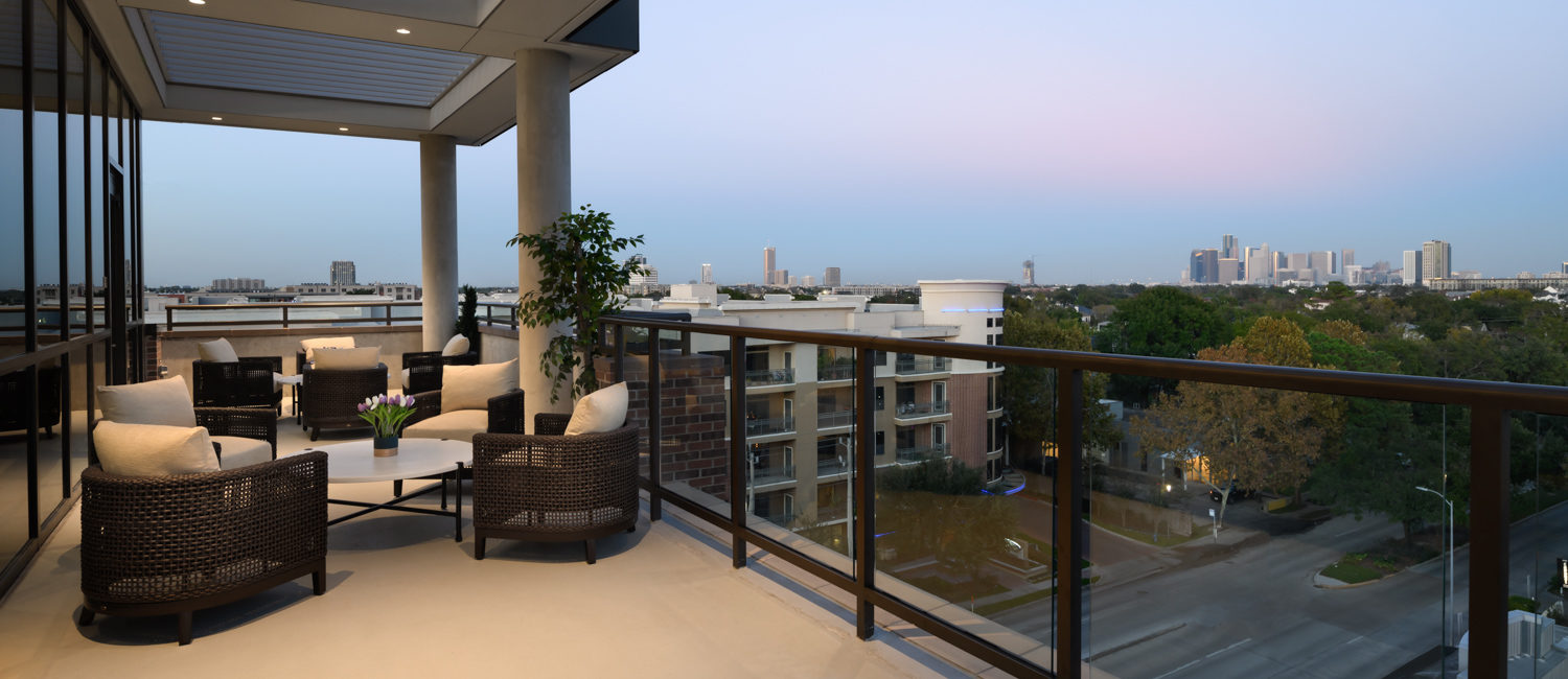 MorningStar River Oaks’ sky terrace is the type of setting you don’t expect to find at a senior living community. (Photo by Mariella & Luis Ayala)