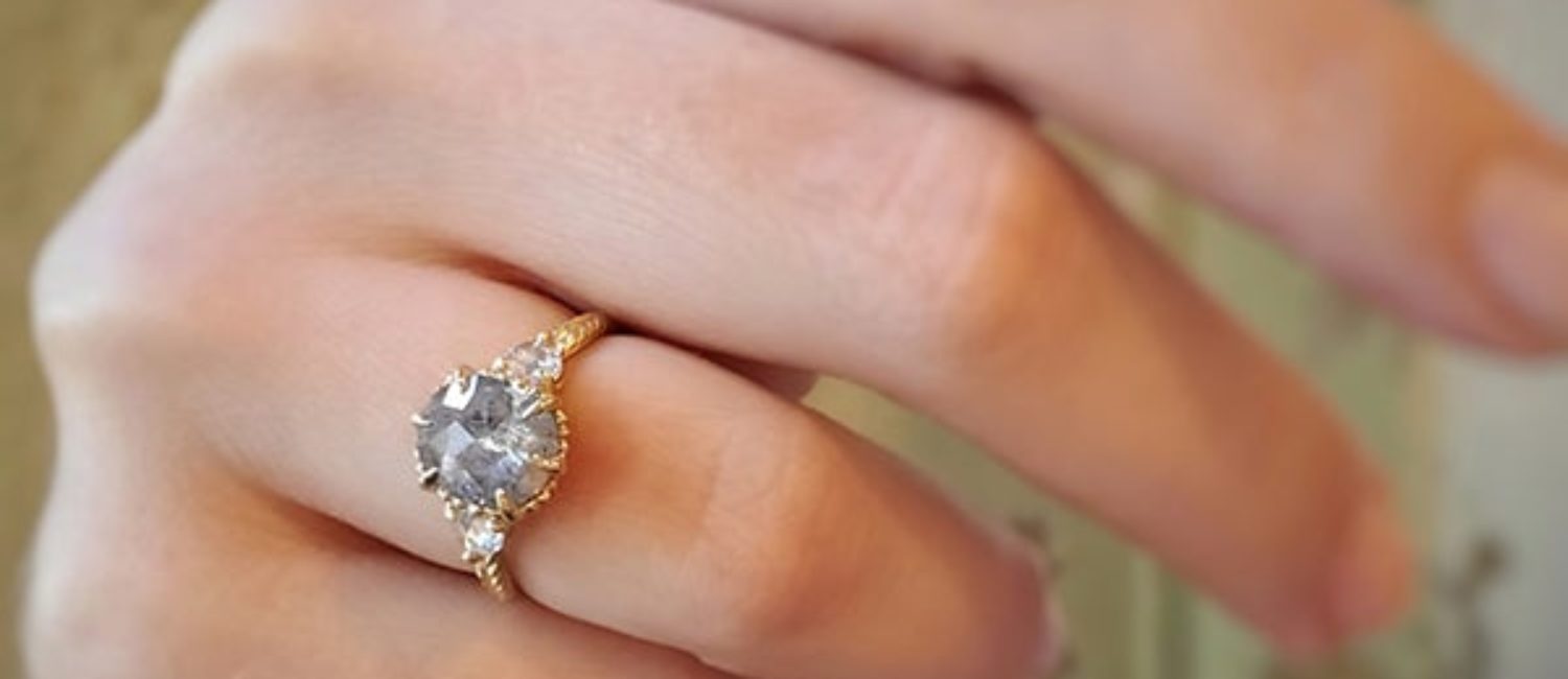natural diamonds – Megan Thorne – evergreen_3_stone_salt_and_pepper_cushion_rose_cut_diamond_LC6719_5000x