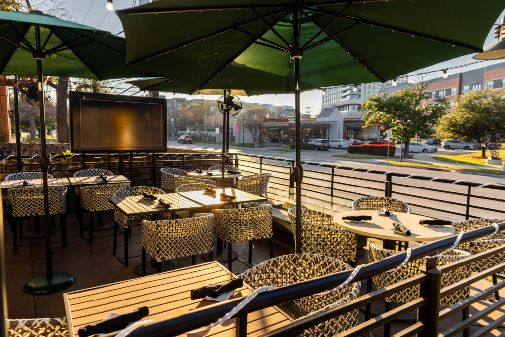 The outdoor patio at Wits offers al fresco dining overlooking Oak Lawn Avenue. (Photo by Kathy Tran)