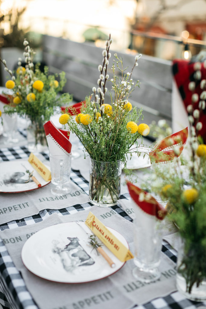 Casamia's Aprés Ski tablescape on full display on the Fachini balcony. (Photo by Rebecca Patton of Beckley)
