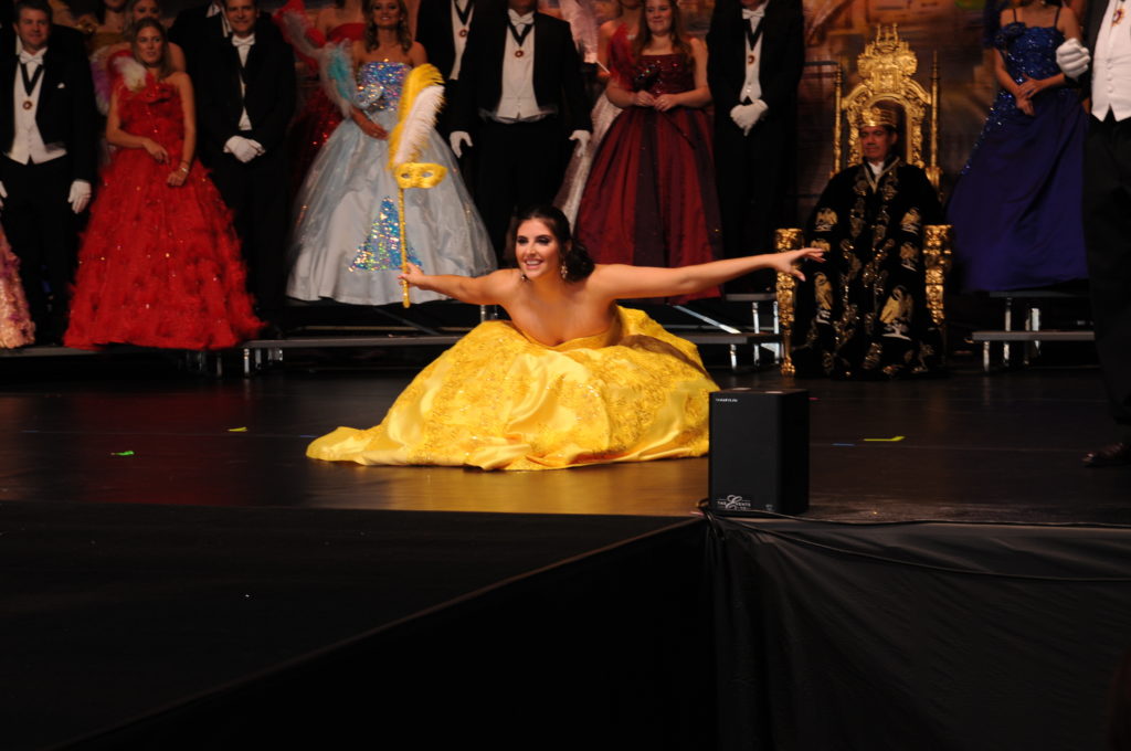 Duchess Taylor Termini completes the Texas Bow at the Knights of Momus Coronation Presentation and Ball (Photo by Rhea's Photographic Art)