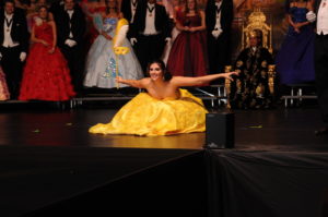 Duchess Taylor Termini doing the Texas Bow; Photo credit by Rhea’s Photographic Art (Photo by Rhea's Photographic Art)