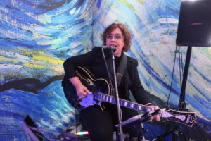 Latin Guitarist Lois Albez infiltrates Lighthouse Artspace with samba melodies. (Photo by Quy Tran)