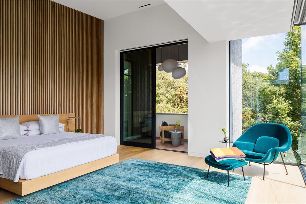 A master bedroom immersed in nature. 
