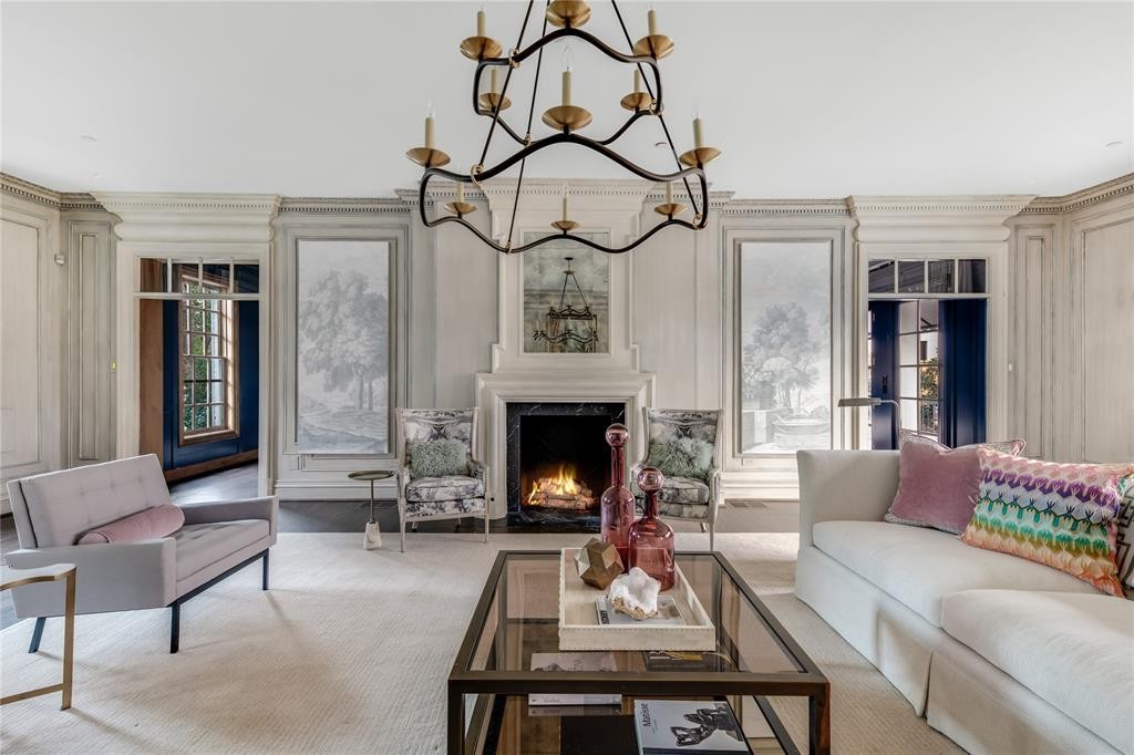 In this stately living area, you’ll still find traditional plaster moldings made by Casci Ornamental Plaster, along with the strié painted walls that accented Michael Aiduss’ Kips Bay work.  (Photo by Costa Christ Media)