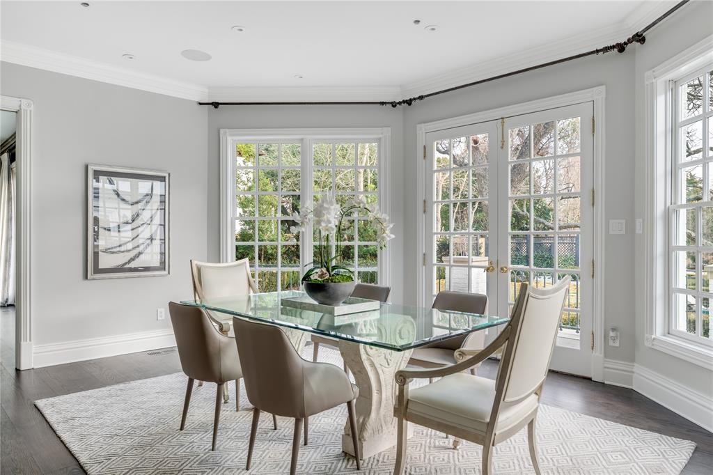 Another sunny dining nook. (Photo by Costa Christ Media)