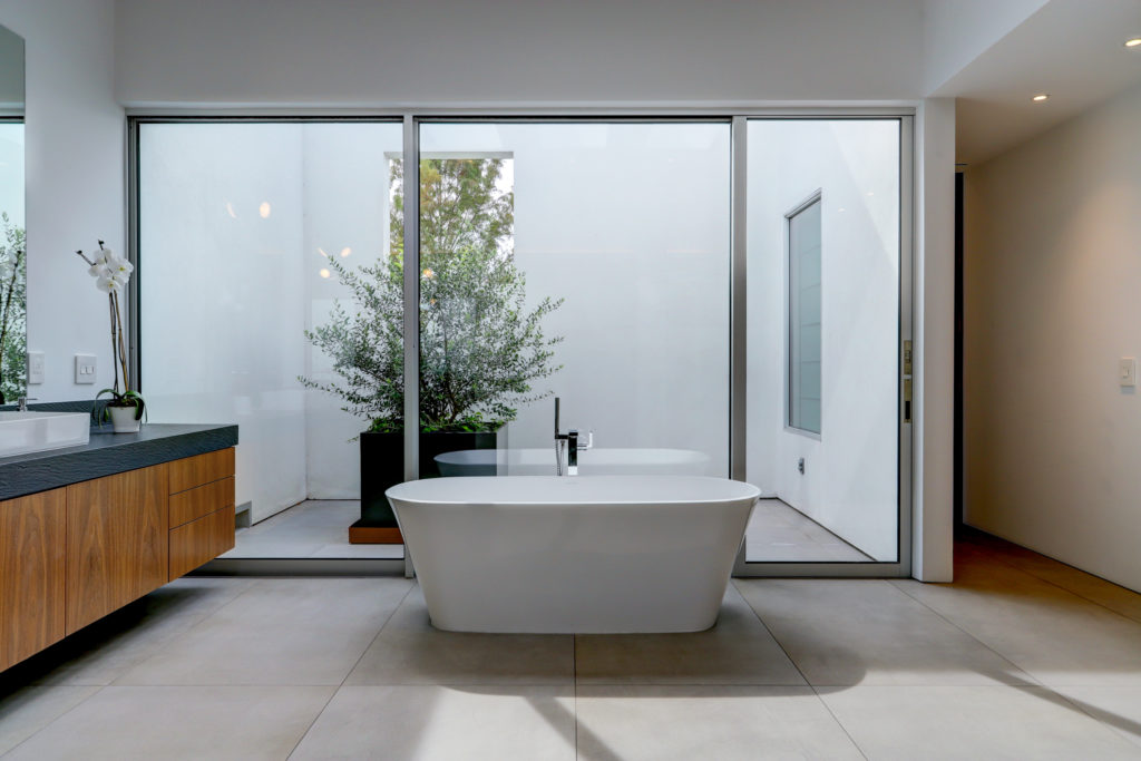 The resort style master bath at 3842 Piping Rock (Photo by TK Images)