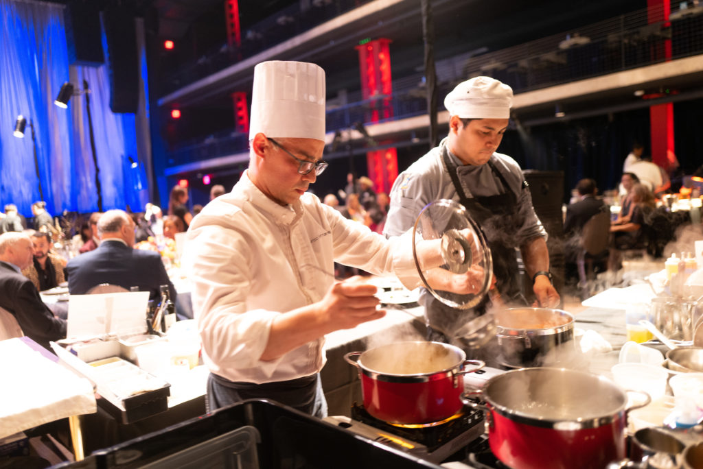 Alba Ristorante chef Maurizio Ferrarese cooking at the Bon Vivant Dinner (Photo by Daniel Ortiz)