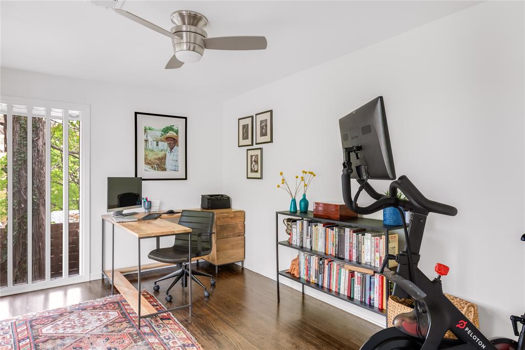 A spare room fashioned as a sunny office. 