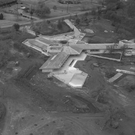 Close-up_aerial_view_of_John_Gillins_house,_designed_by_Frank_Lloyd_Wright 2