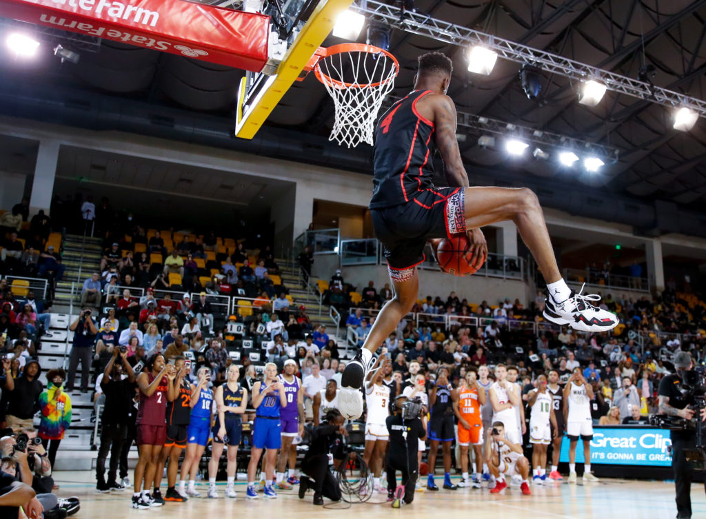 Houston human highlight film Taze Moore can pull off just about any dunk imaginable. (@UHCougarMBK)