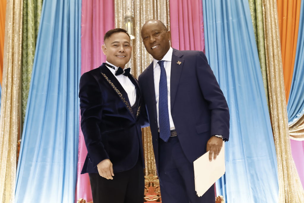 APAHA president Nelvin Joseph Adriatico, Mayor Sylvester Turner at the APAHA 30th anniversary gala (Photo by Quy Tran)