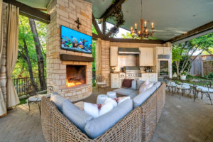 2710 – Outdoor living in the cabana with full kitchen, fireplace and entertainment.