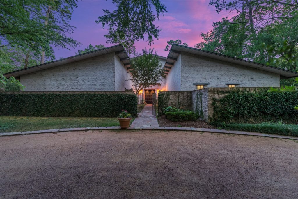 Texas architect O'Neil Ford designed the home at 3 Longbow Lane where modernism meets Mexican architectural idioms. (Photo by Patrick Bertolino for Sotheby's International Realty)
