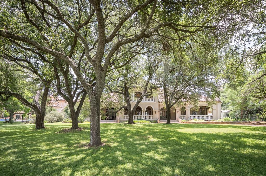 Conclude your evening with a game of bocce on the expansive lawn.