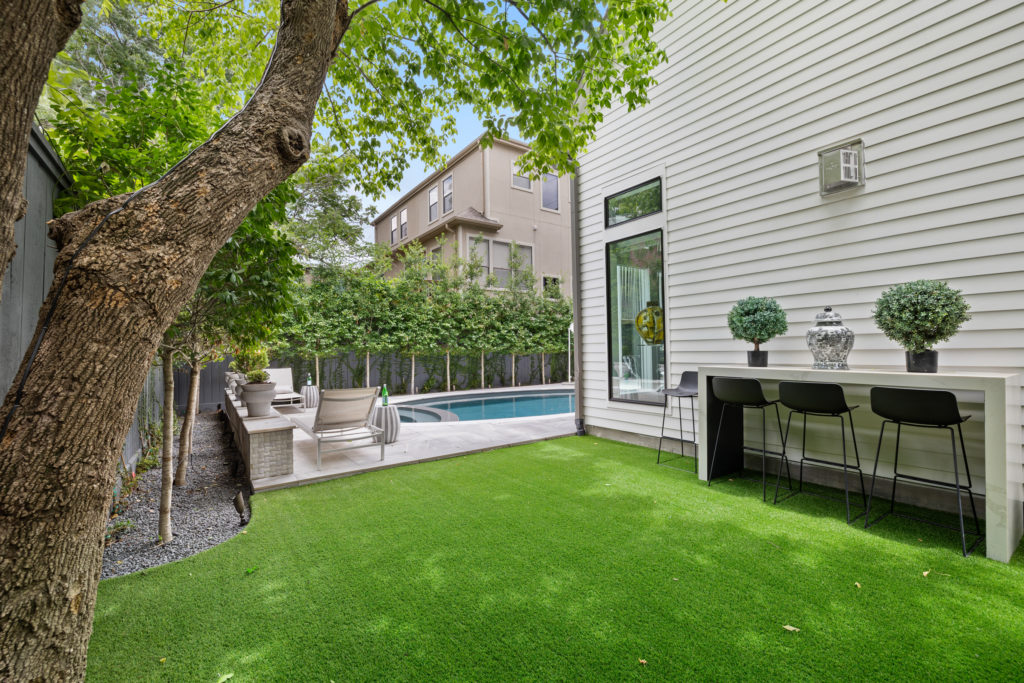 The side garden at 2028 Park Street, Houston. (Photo by Josh Gremillion)