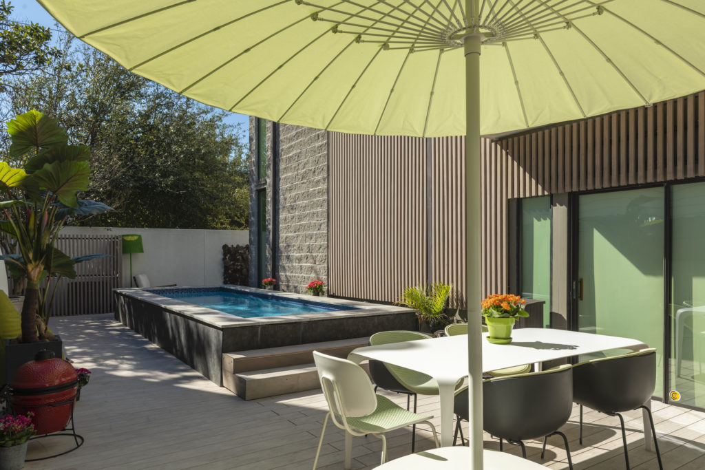 The elevated swimming pool and pool deck is an exceptional addition to the townhouse at 1922 Fairview. (Photo by Anthony Rathbun)