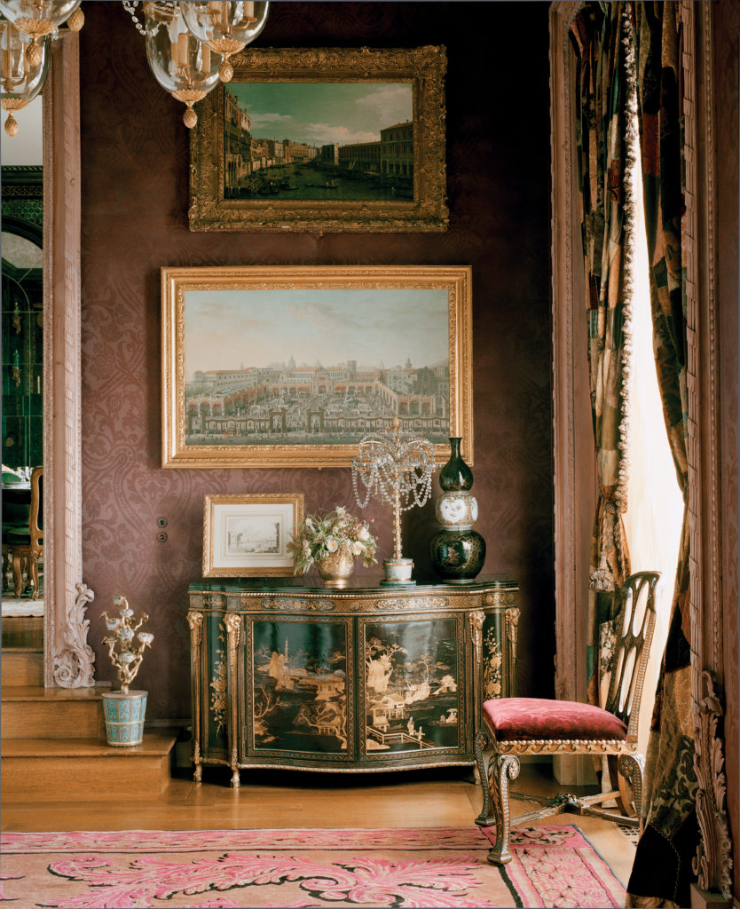 The George III gilt-metal mounted Chinese lacquer cabinet, circa 1770, is attributed to Thomas Chippendale. The Chinese “plant” in a colorful jardinière on the stair is crafted in cloisonné and gilt bronze. (Photography by Lisa Romerein)