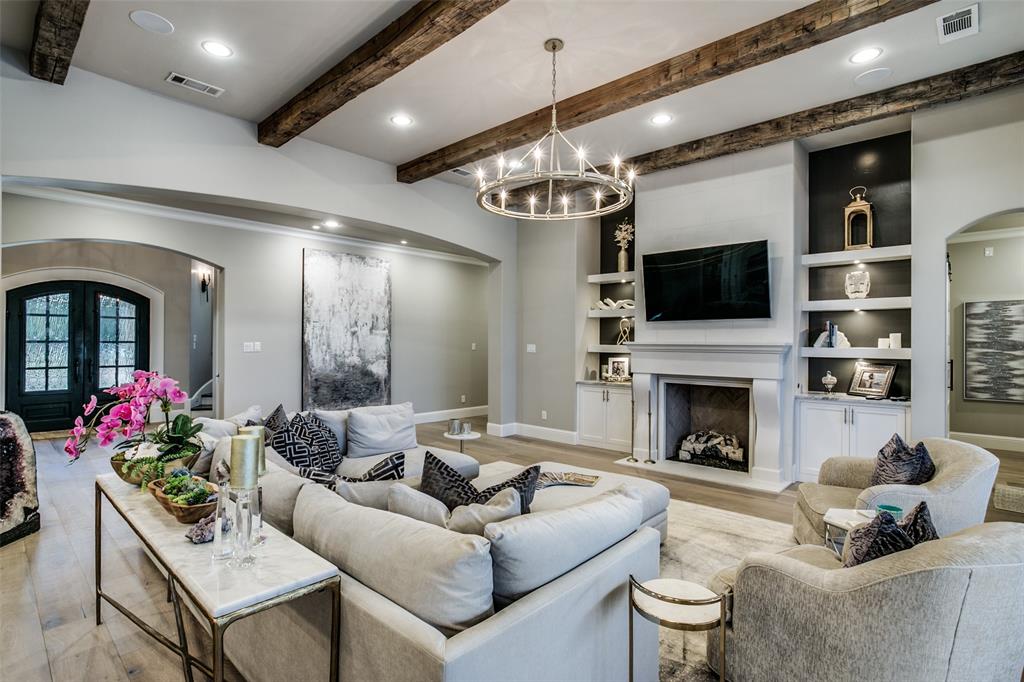 6025 Lakeside enjoys a neutral palette grounded by warm hardwoods and rustic beams overhead.