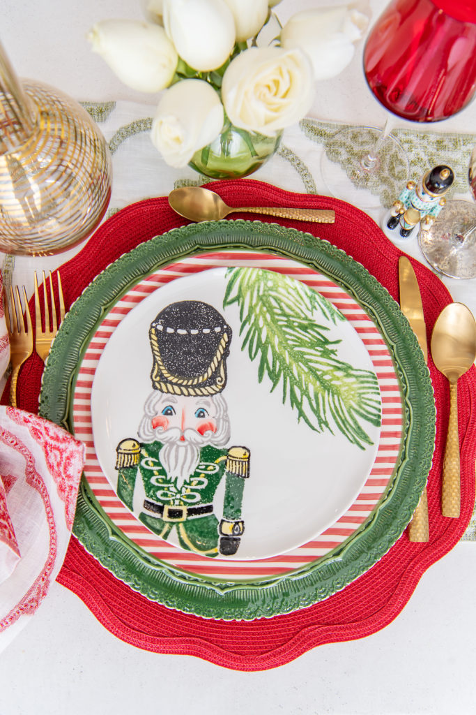 Bering's sets the perfect holiday scene with their festive tablescapes.