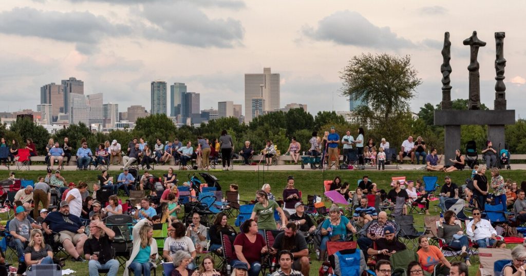 The Amon Carter Museum of American Art provides the perfect setting for an outdoor concert at Party on the Porch.