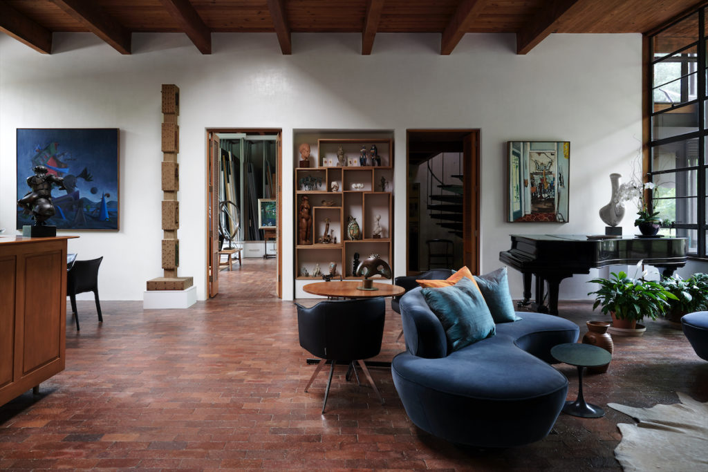 The house’s open-plan layout was an avant-garde forerunner of mid-century design. Original elements have been preserved, including handmade brick floors, plaster walls, and beamed ceilings. The original Steinway & Sons piano sourced by composer Walter Hendl was destroyed in a flood in 1964 and replaced. (Photo by Pär Bengtsson / art direction by Michelle Aviña)